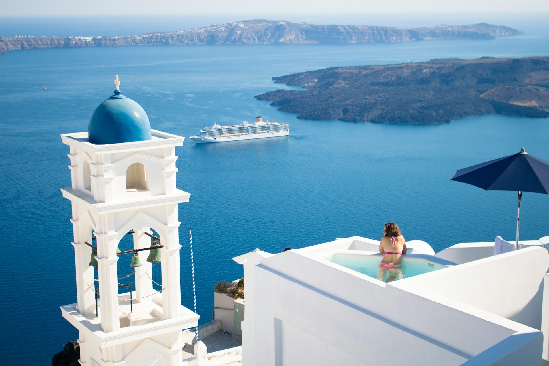 Accommodation in Santorini: The best places for couples