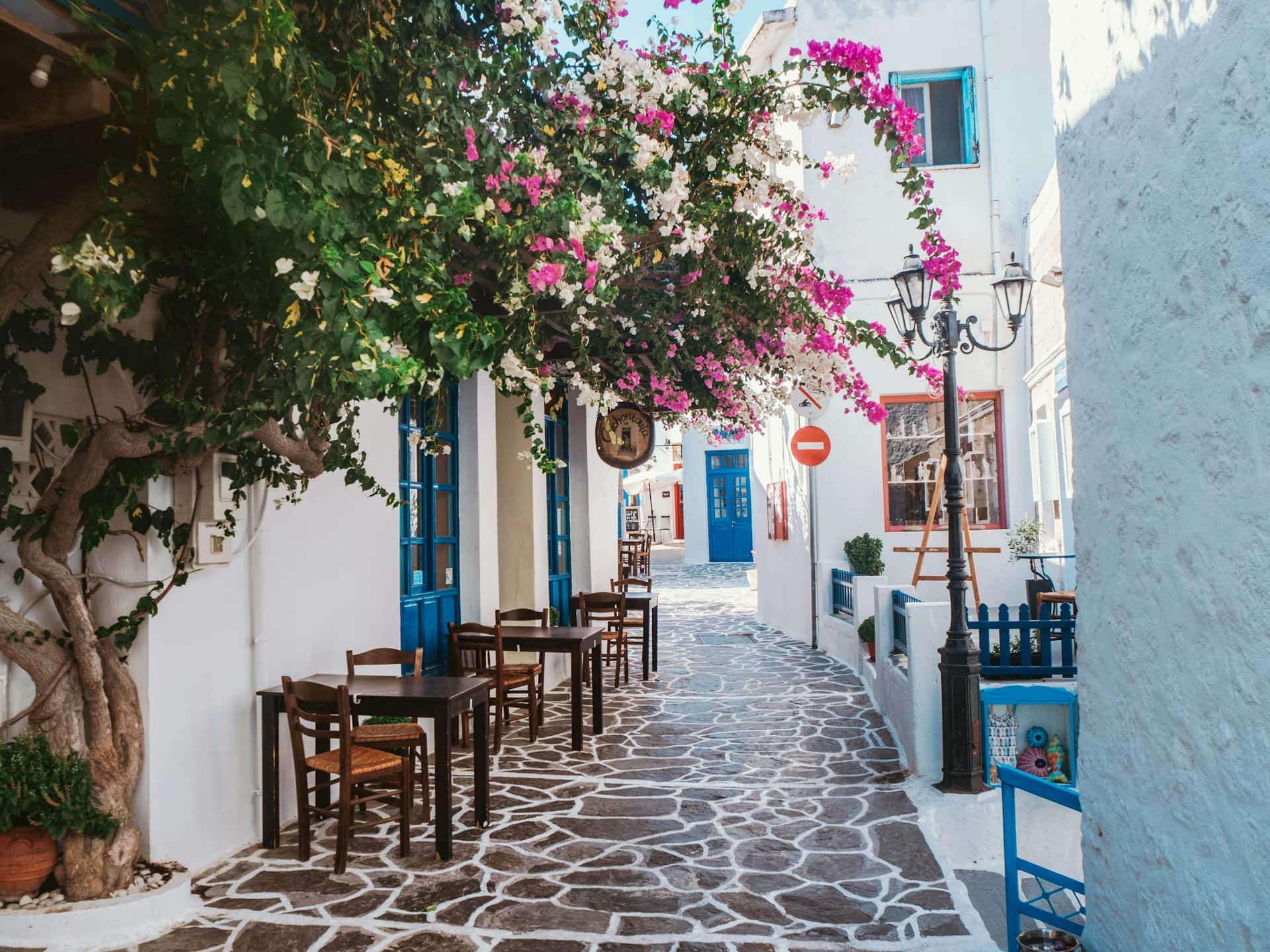 Accommodation in Milos: The best places for couples
